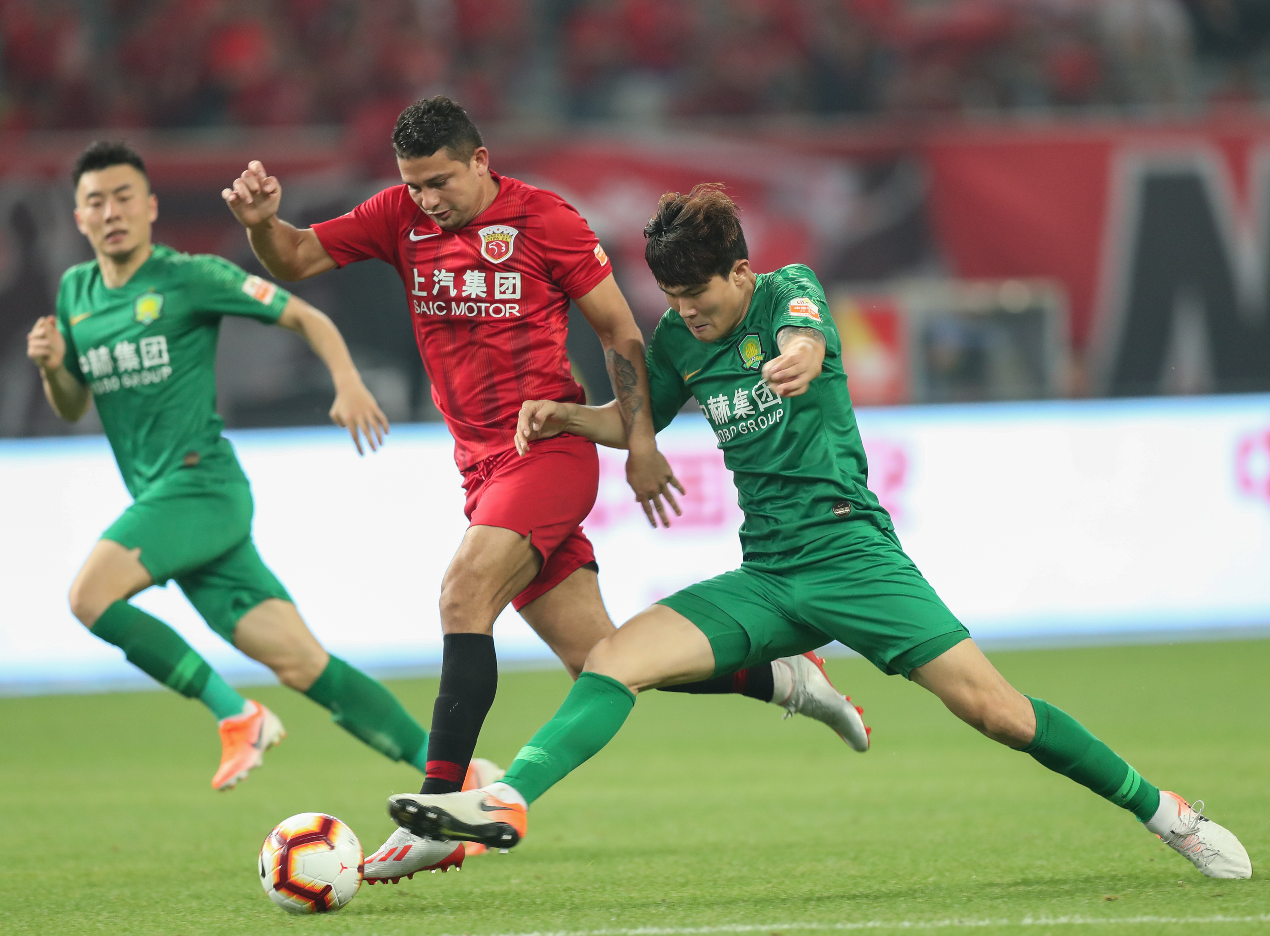 近百名游泳爱好者在云南巧家挑战横渡金沙江